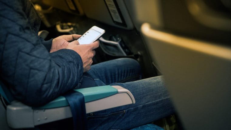 En el avión, atiende las indicaciones y apaga tu celular cuando te indica el personal.