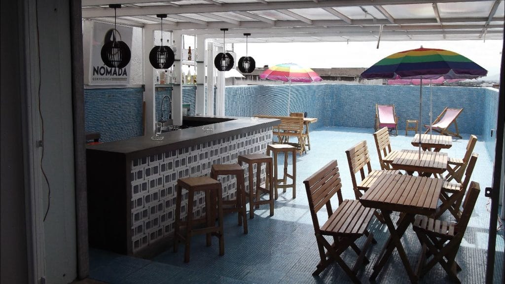 Es un mercado gastronómico, en el que podrás visitar la terraza que tiene forma de alberca y sacar fotos.