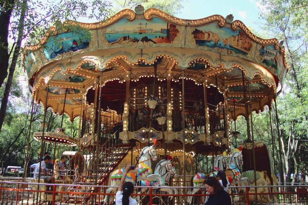 El carrusel se encuentra ubicado entre la Fuente de las Ranas y el Lago Menor