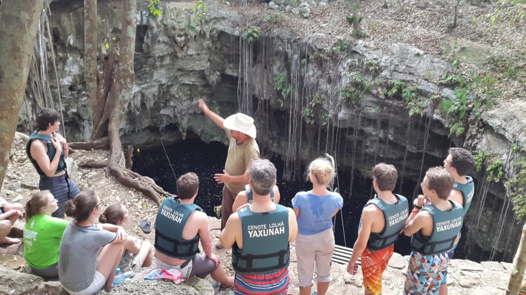 Turistas en el cenote.-Foto de Aldea maya