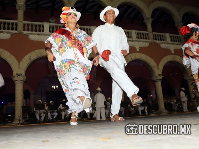 Vestimenta típica de Yucatán y bailes tradicionales en el centro histórico de Yucatán 
