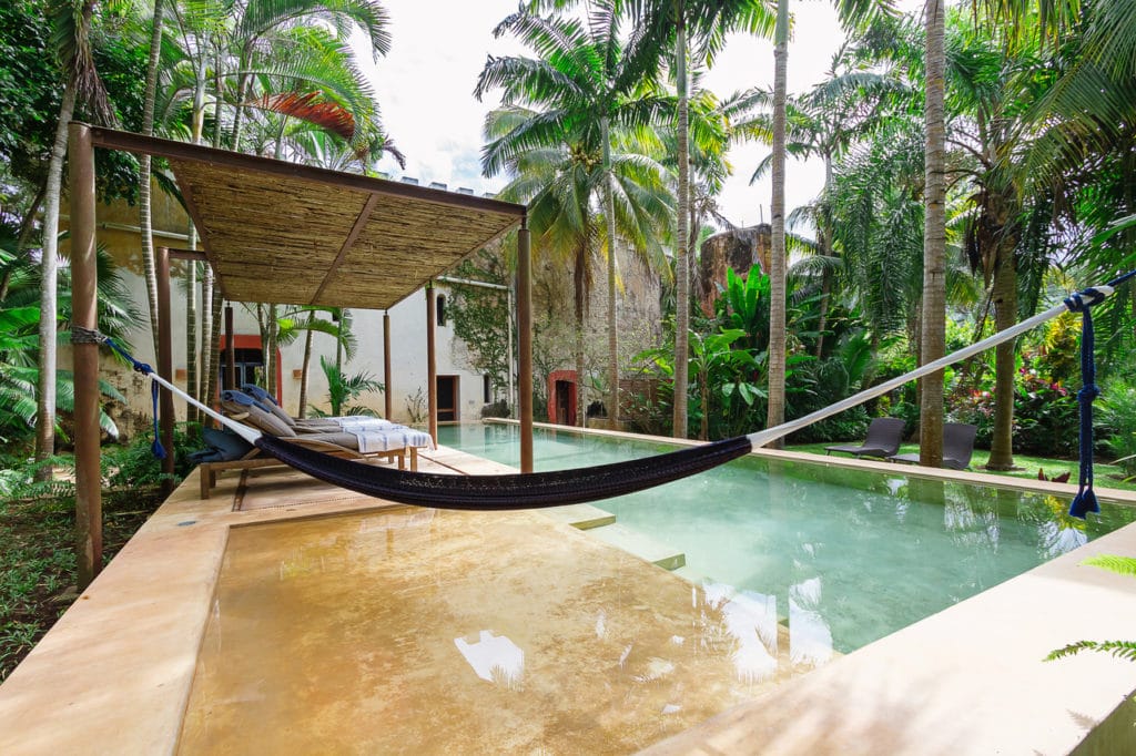 La primera está rodeada de estanques y un gran césped verde, está iluminada muy dramáticamente y en el césped hay dos filas de palmas reales que por la noche parecen estar suspendidas en el espacio