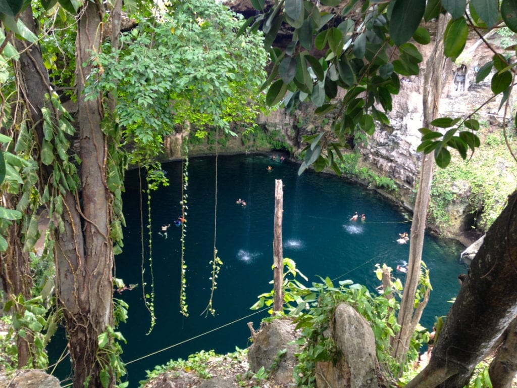 El cenote Zaci cuenta con un diámetro de 45 metros y una profundidad de más de 40 metros.