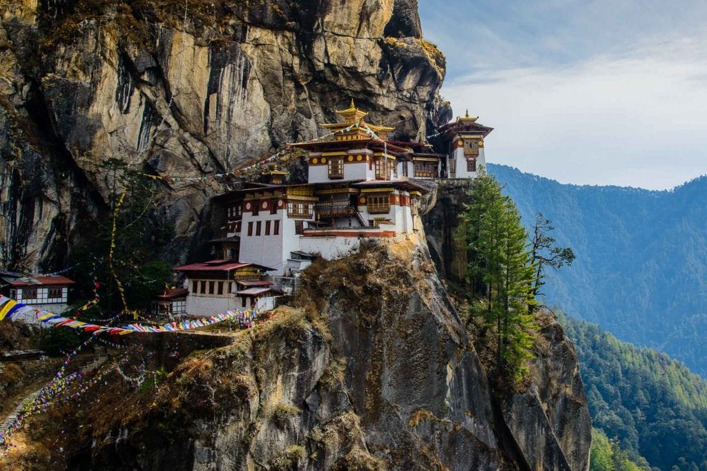 Quienes deseen explorar este país, uno de los más cerrados del mundo, debe realizar el trámite de su visa a través de una agencia de viajes aceptada por las autoridades de Bután