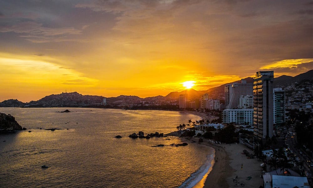 Las playas de Acapulco, Guerrero, son de los lugares de México baratos para viajar 