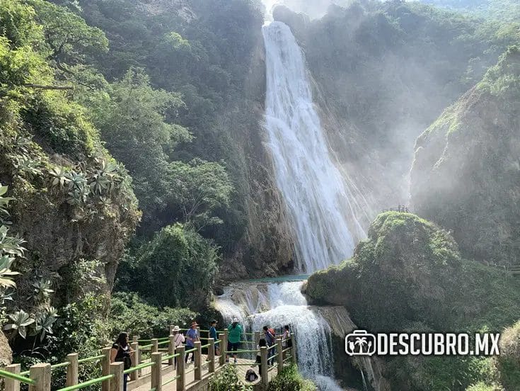 La cascada Velo de Novia tiene una caída de 120 metros de largo.