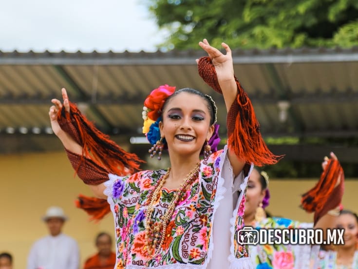 Disfrutando de las jaranas, mujer con hipil yucateco, traje típico del estado