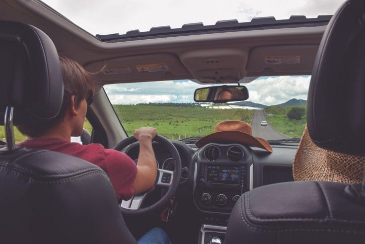 Una de las recomendaciones para viajar en carretera es contar con un seguro de auto.