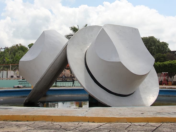 Las fibras se deshidratan con ayuda de hornos hasta que pierden su color. El sombrero puede ser de tono natural (similar al beige) o pintarse 