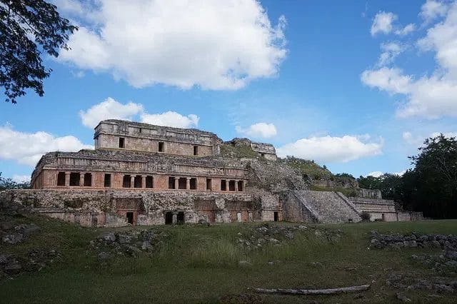 La ruta Puuc es un recorrido por varias zonas arqueológicas mayas.