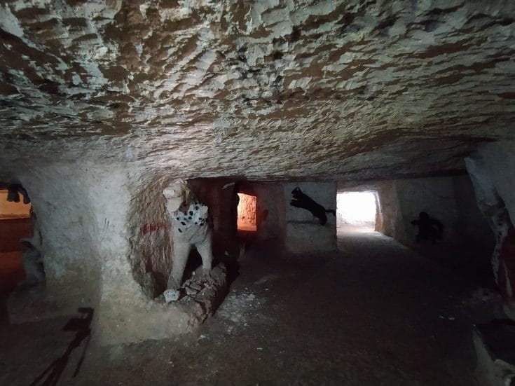 una catacumba es un túnel subterráneo que los primeros cristianos empleaban para el entierro de los difuntos y el desarrollo de sus ceremonias