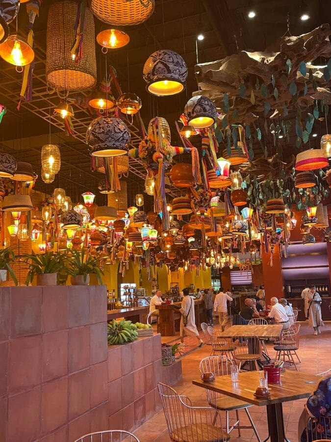 Los restaurantes del hotel xcaret arte son asi de bellos y coloridos. Foto: Zuley Marie