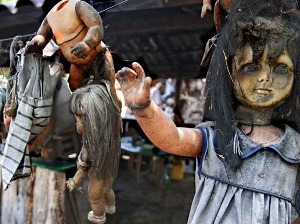 Se dice que las muñecas fueron colocadas a raíz de encontrar una niña ahogada en Xochimilco.