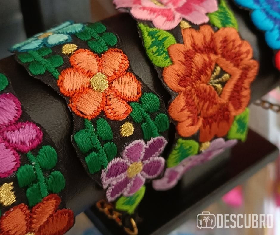 Las flores bordadas son uno de los elementos tradicionales yucatecos.