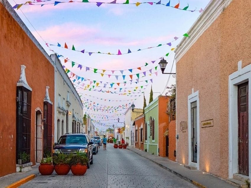La calzada de los frailes te mostrará encantadoras fachadas coloniales y el típico adoquinado de la época,