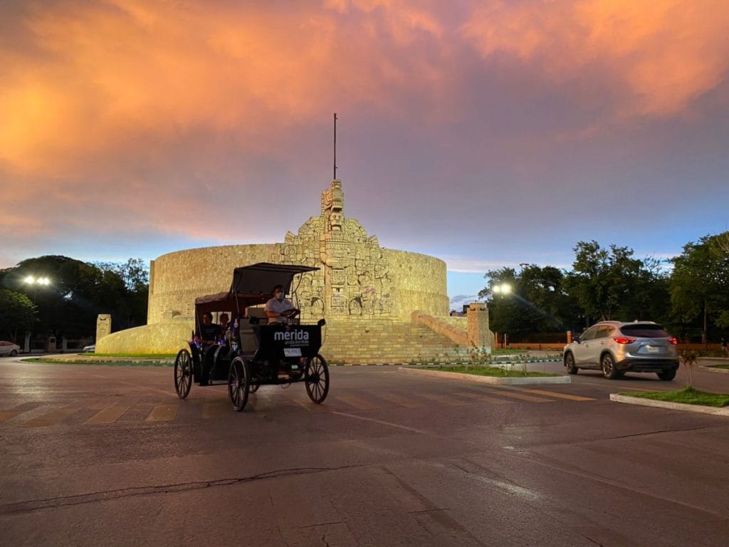 Calesa electrica frente al Monumento a la patria