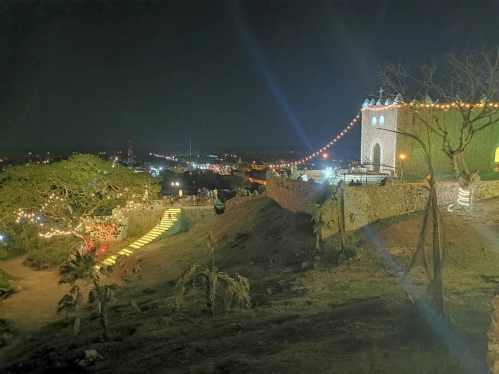 Vista nocturna de la Ermita de Tekax