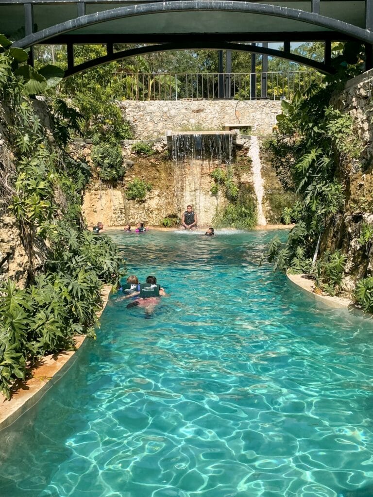 El río esmeralda se trata de un área en la que podrás nadar, recibir un masaje natural en la cascada 