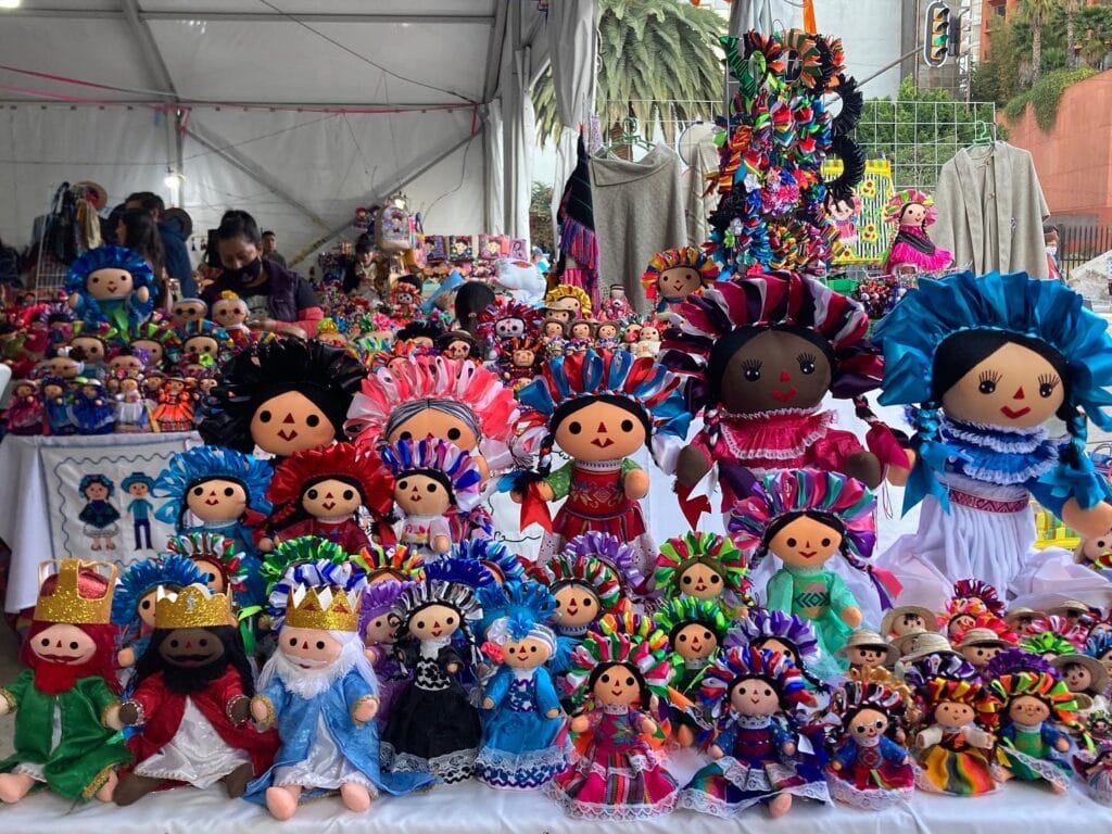 Lele significa bebé en Otomí, por tanto su significado es: muñeca bebé.
