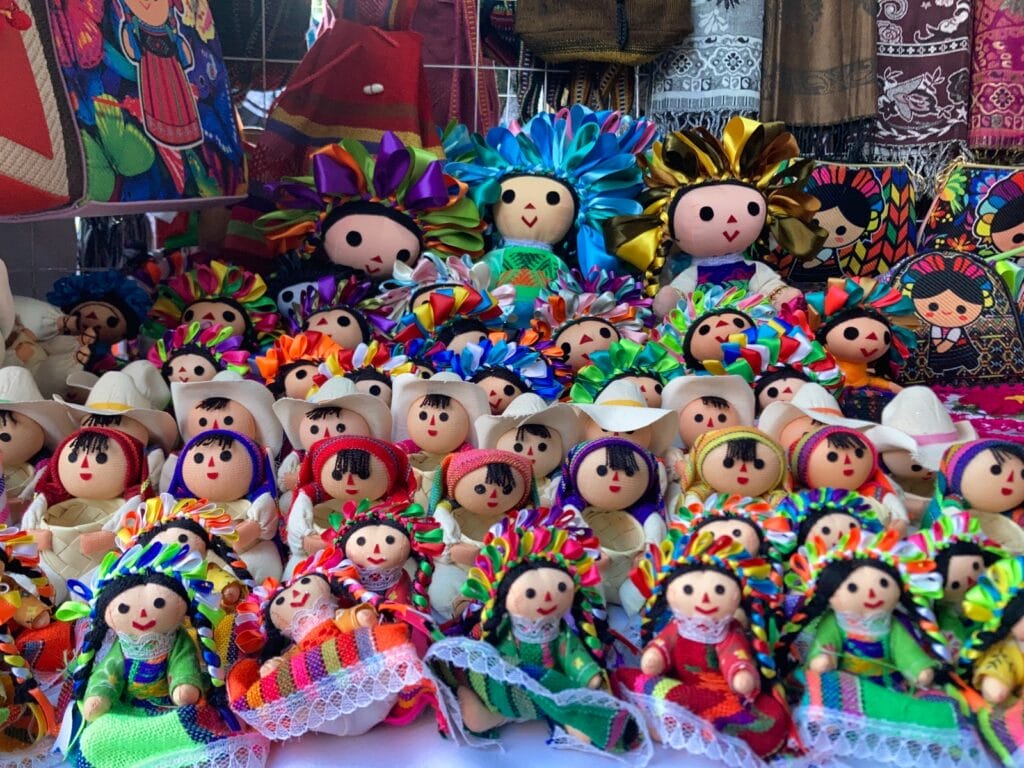 Lele, la muñeca de Santiago de Mexquititlán tiene las siguientes características.