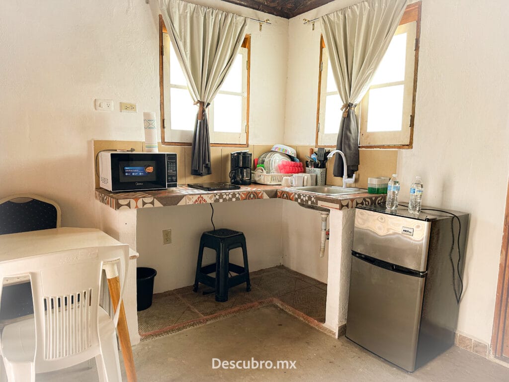 Cada casita Frida cuenta con cocineta equipada con estufa, frigobar, horno de microondas y cafetera