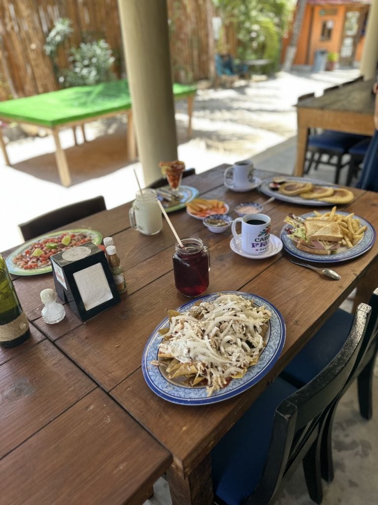 disfruta de los deliciosos platillos o sus refrescantes bebidas que te ofrecen en las cabañas Frida