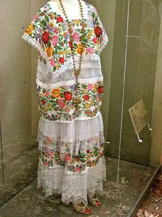 La vestimenta típica de la mujer yucateca se llama terno y este se utiliza en ocasiones especiales