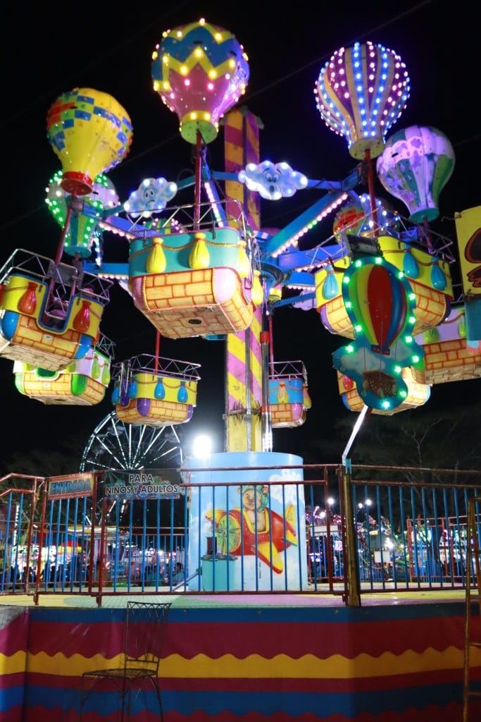 Juegos mecánicos en la Feria de Xmatkuil, Yucatán