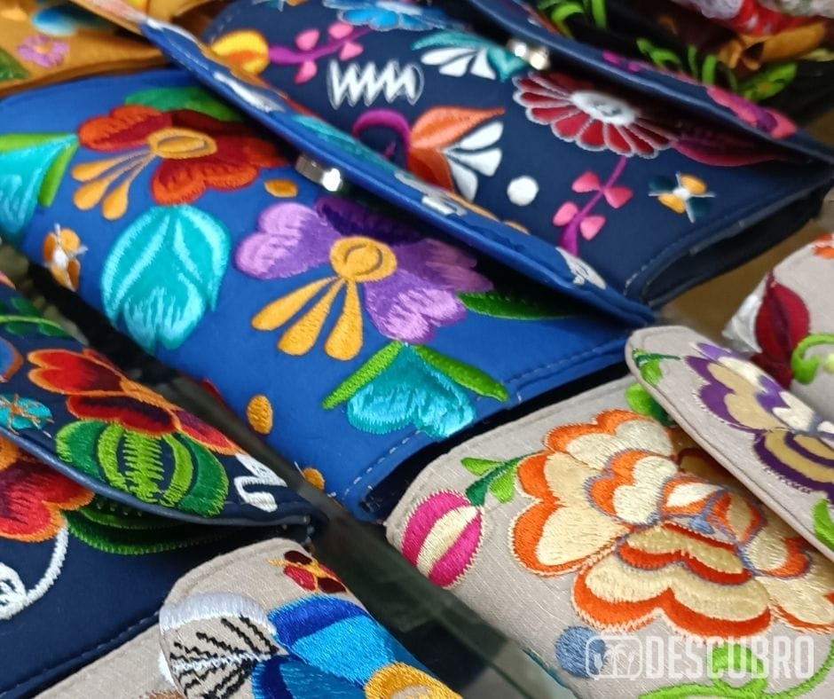En Kimbilá encontrarás accesorios con las tradicionales flores bordadas.