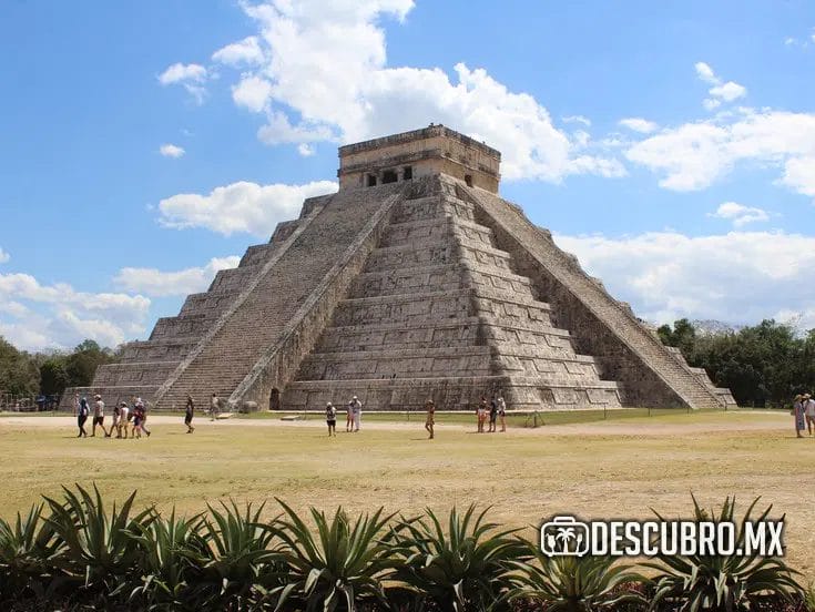 El principal atractivo de la zona arqueológica es el Castillo de Chichén Itzá.