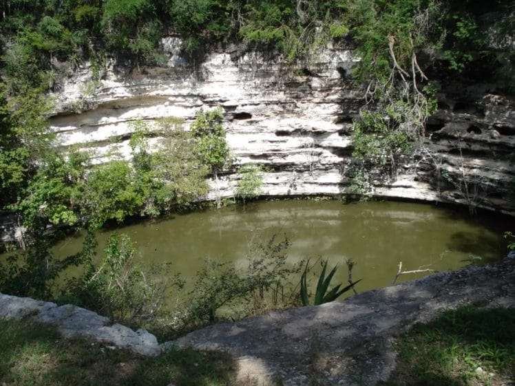 El Cenote Sagrado es otro de los puntos obligatorios en el sitio arqueológico de Chichen Itzá