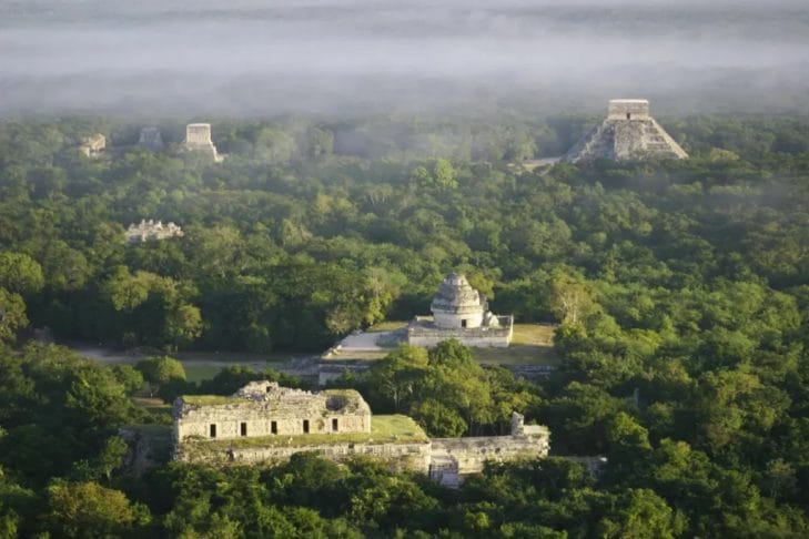 La ciudad maya de Chichén Itzá fue fundada entre los años 325 y 550 de nuestra era.