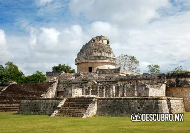Otro de los lugares que no puedes dejar de visitar al ir a Chichén Itzá es el Observatorio.