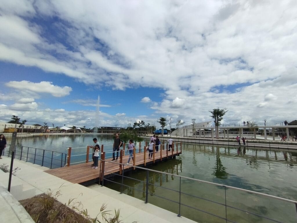 En el interior del parque hay fuentes interactivas