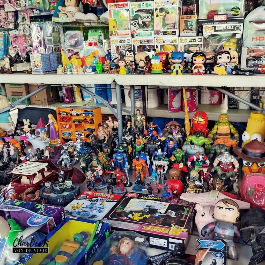 En los tianguis puedes encontrar toda clase de juguetes nuevos y usados. Foto de Charly Voy de Viaje