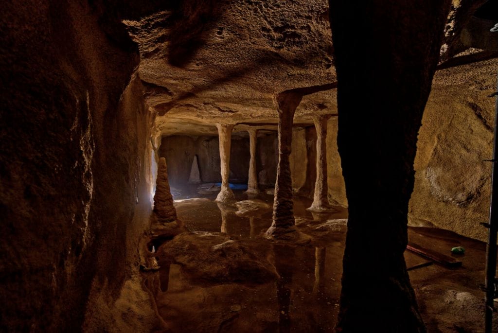 La alberca contiene una réplica de las grutas y ruinas submarinas de la civilización maya