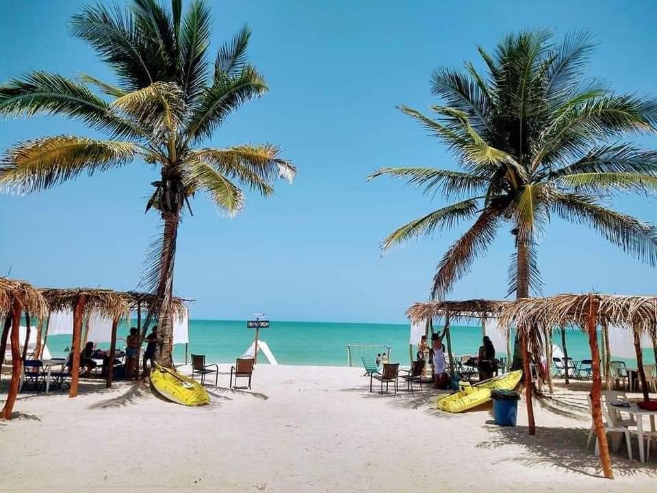 La playa de Sabancuy se ubica entre Ciudad del Carmen y Champotón, uno de los sitios imperdibles de la península de Yucatán 