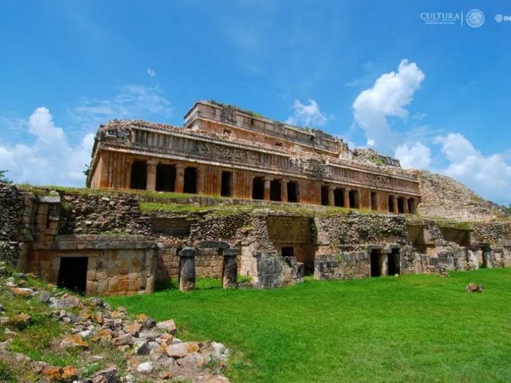Las ruinas mayas de Sayil "Lugar de las hormigas arrieras", tambien forman parte de la Ruta Puuc