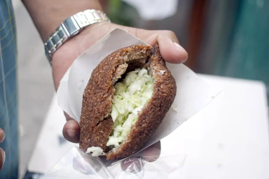 El kibi yucateco es una especie de albóndiga en forma alargada elaborado con una masa de trigo y relleno de carne molida que se fríe en aceite