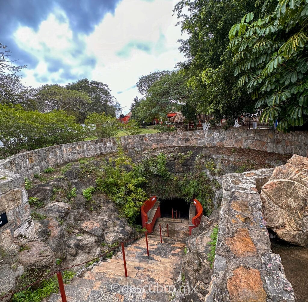 Vista de la entrada al Cenote Sambulá en Motul 