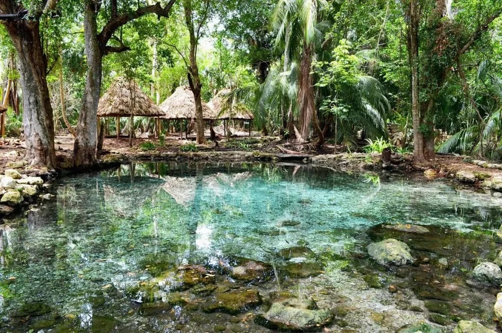 En Ich Ha Lol Xaan podrás nadar en sus ojos de agua, pero hay que tener en cuenta que la temperatura de estos atractivos naturales suele ser bastante fria