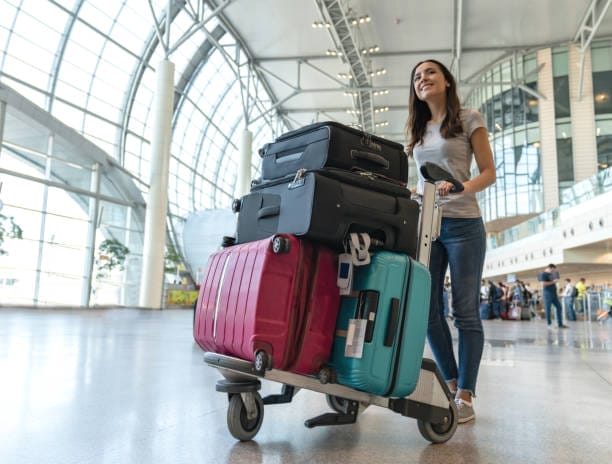 En el equipaje o maleta documentada puedes llevar ropa, zapatos, libros, artículos de aseo personal, perfumes y líquidos sin restricciones de peso y volumen