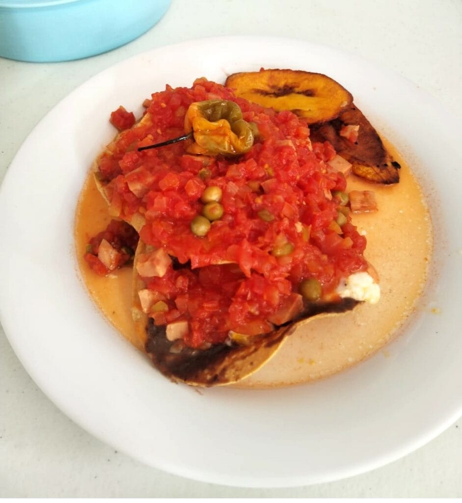 Huevos motuleños 