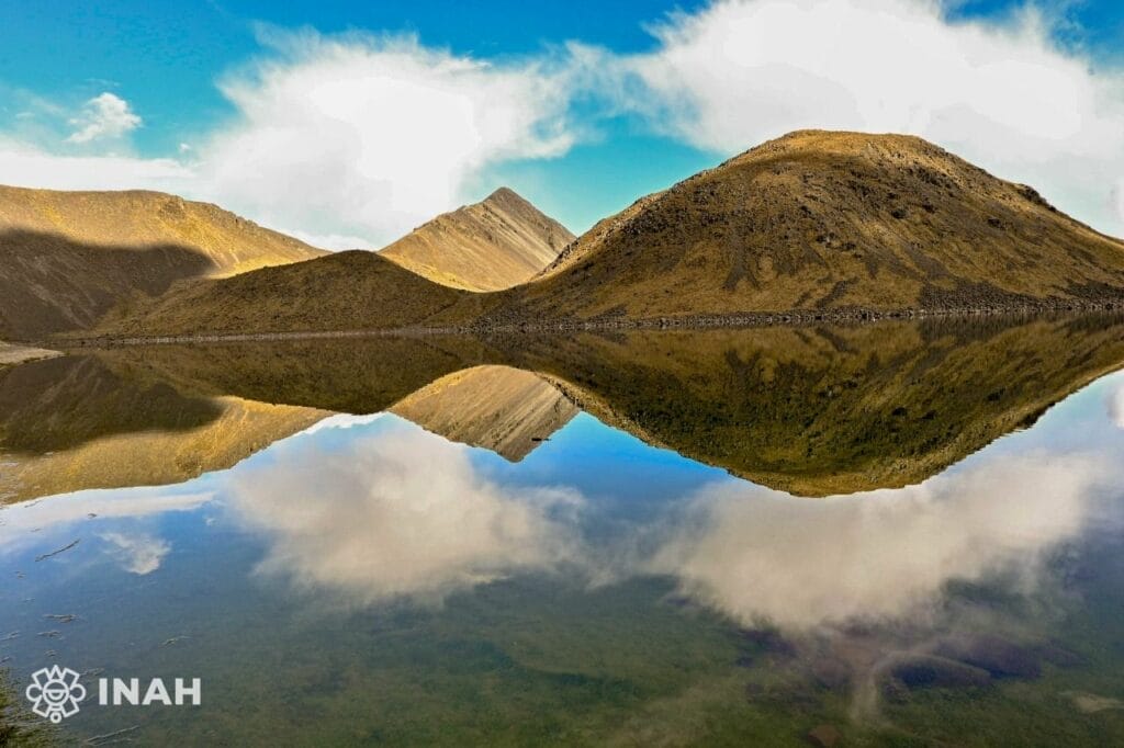 El Nevado de Toluca está dividido en dos semicráteres ocupados por las lagunas “El Sol” y “La Luna”