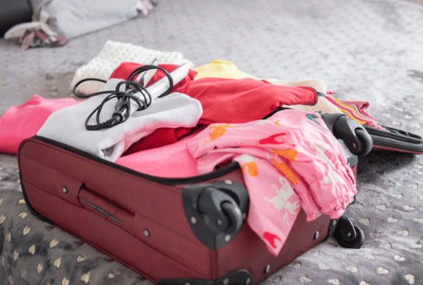 Te tenemos unos consejos si quieres llevar una plancha de cabello dentro de tu equipaje de mano. Foto: Pixabay