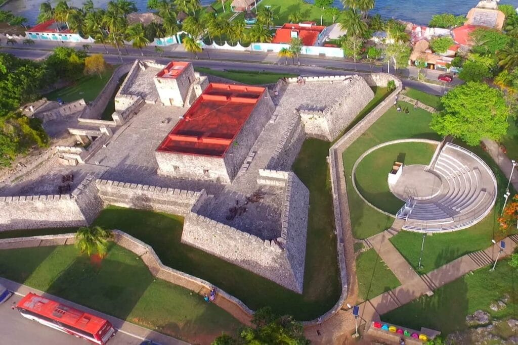 El fuerte de San Felipe sirve para defender el poblado de los ataques piratas.