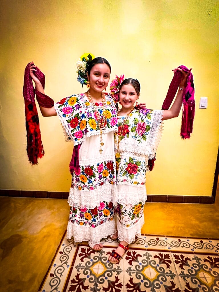 El Terno yucateco es la vestimenta tipica del estado y toda una pieza tradicional