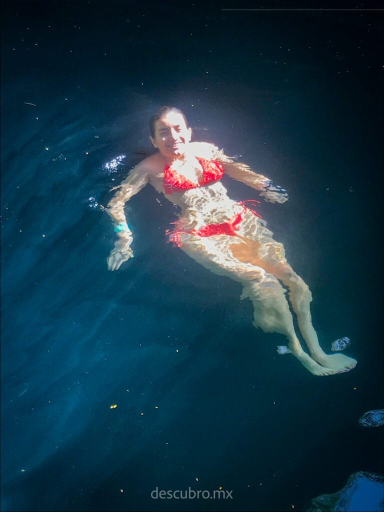 Nadando en Cenote Zací 