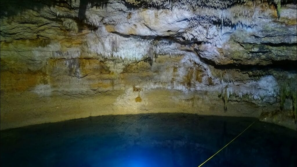 Cenote Tankach-Ha que significa: “aguas profundas”, ya que como su nombre lo dice ya que tiene profundidades de cuatro a 35 metros