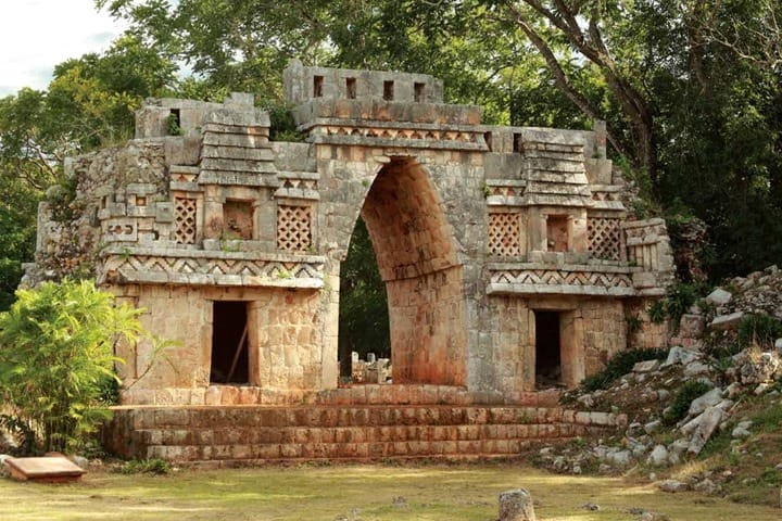 El llamado Falso arco maya será uno de los lugares que no puedes dejar de visitar en tu recorrido por Uxmal.
